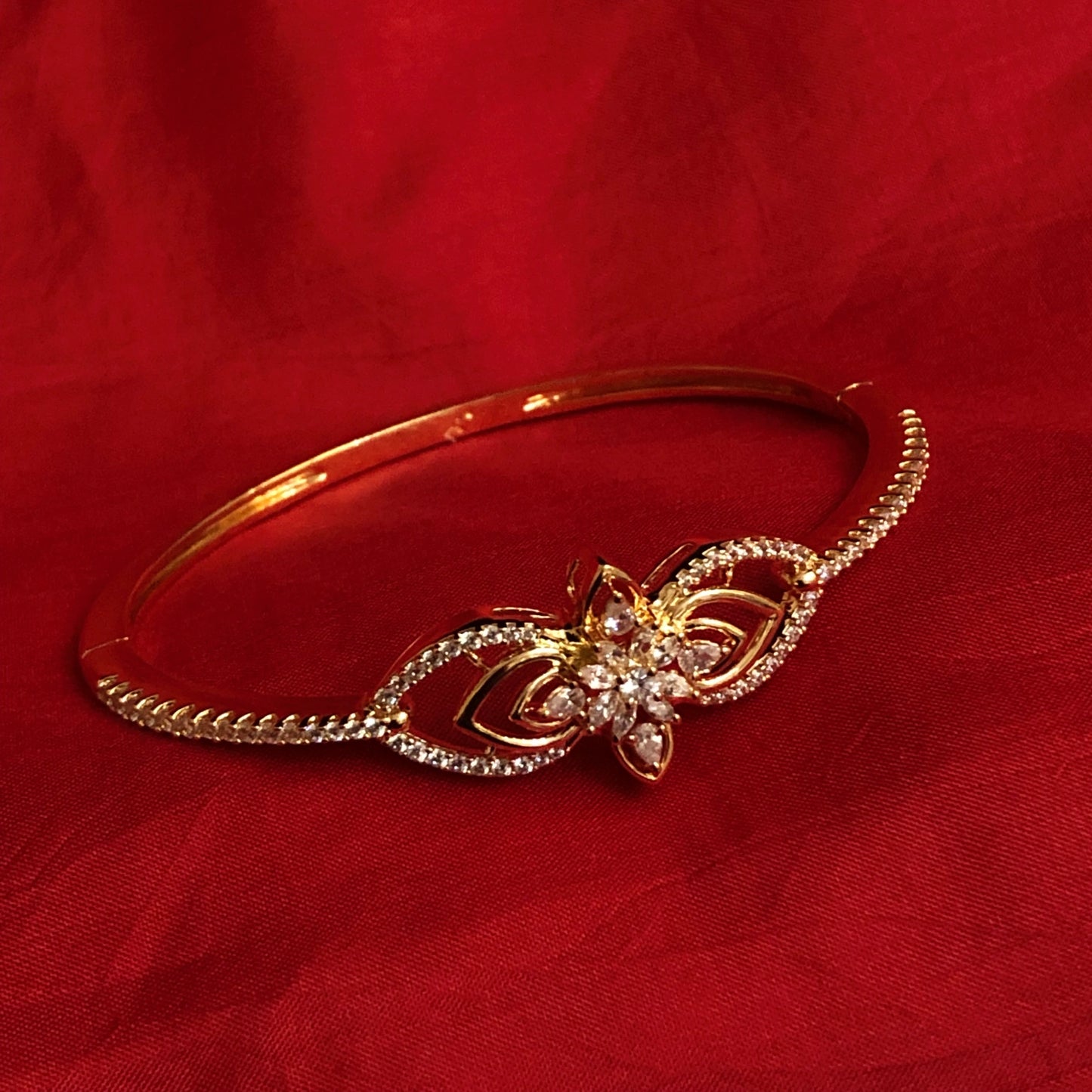 Elegant Floral Zircon Bracelet