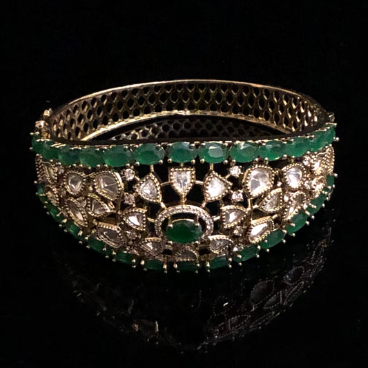 Emerald Radiance Kundan Kada