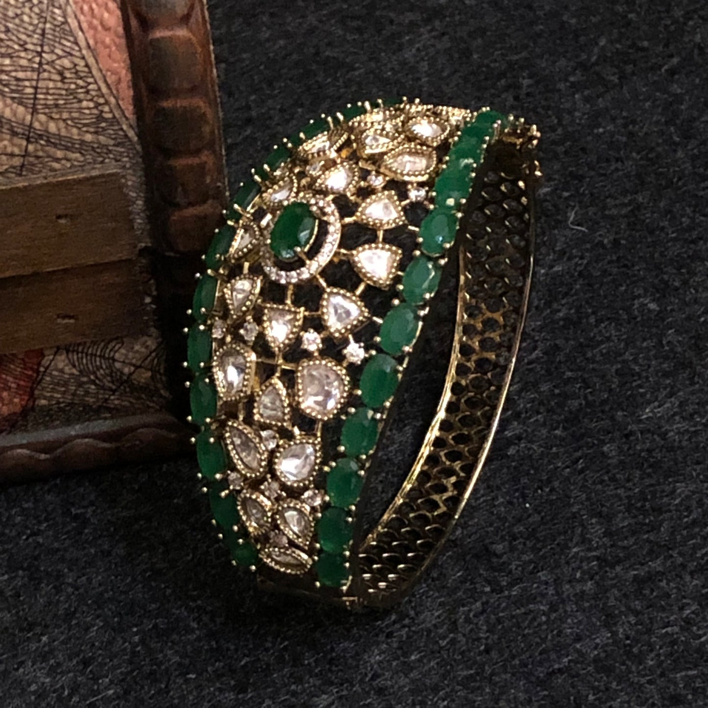 Emerald Radiance Kundan Kada