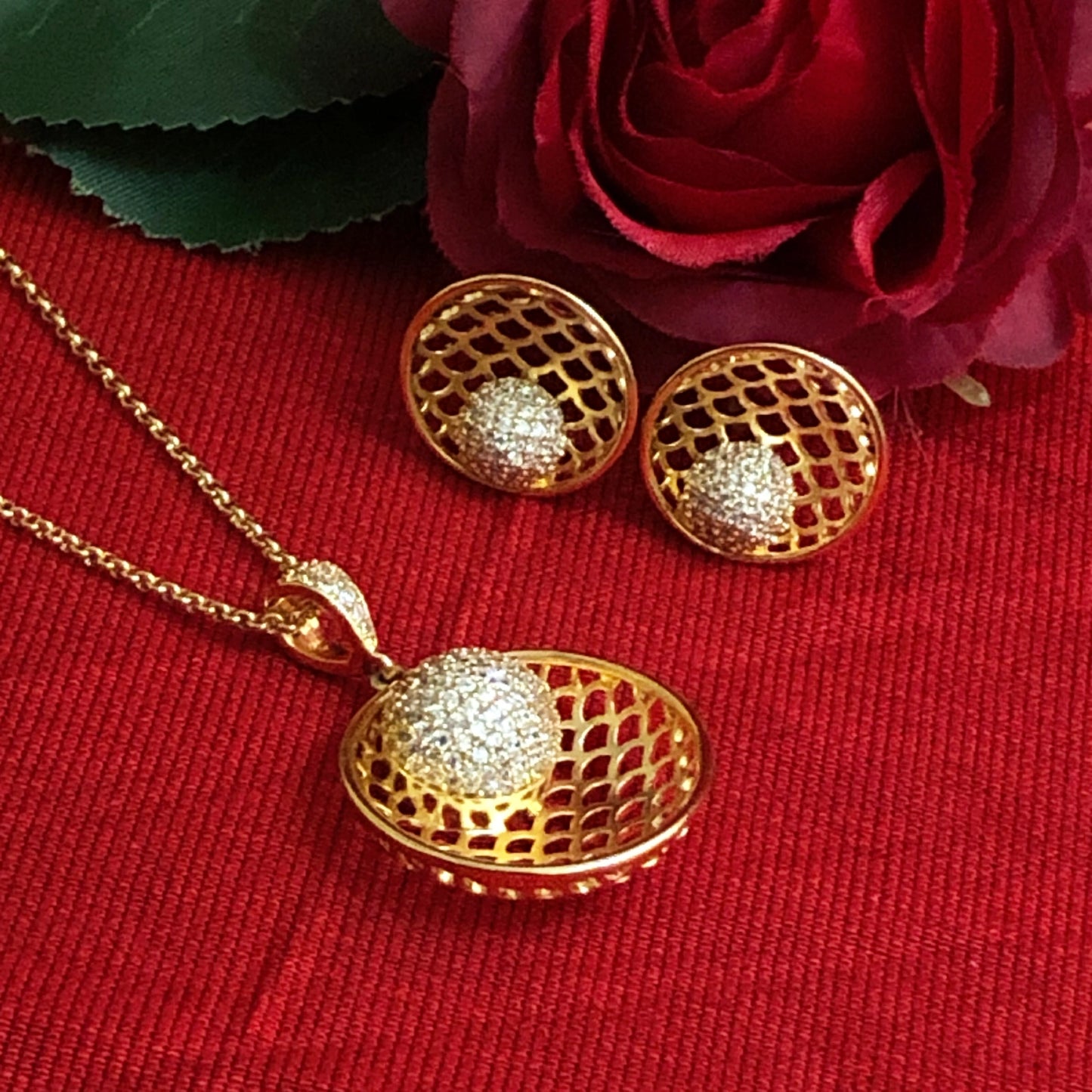 Golden Lattice Zircon Pendant Set
