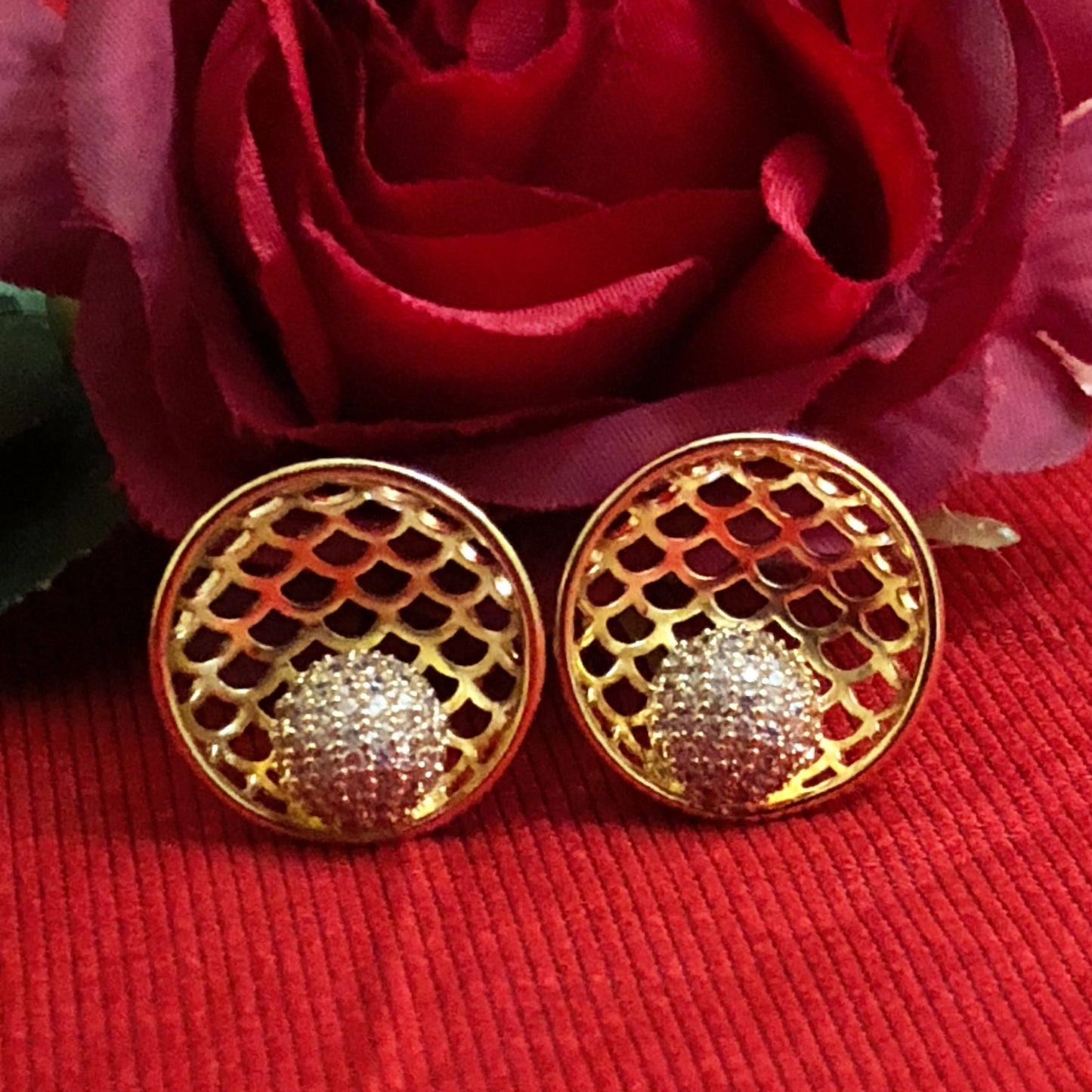 Golden Lattice Zircon Pendant Set